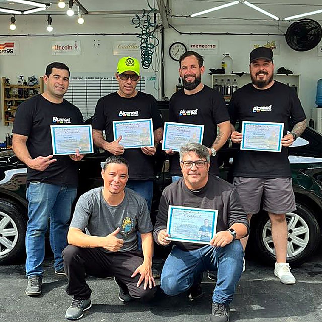 Turma do curso de estética automotiva de 21/06/2025 segurando os certificados na oficina Wash