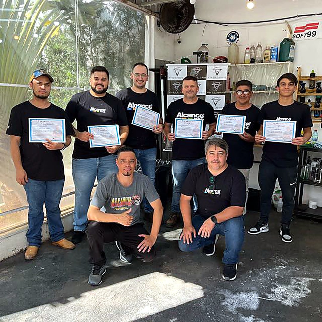 Turma do curso de estética automotiva de 16/08/2025 segurando os certificados na oficina Wash