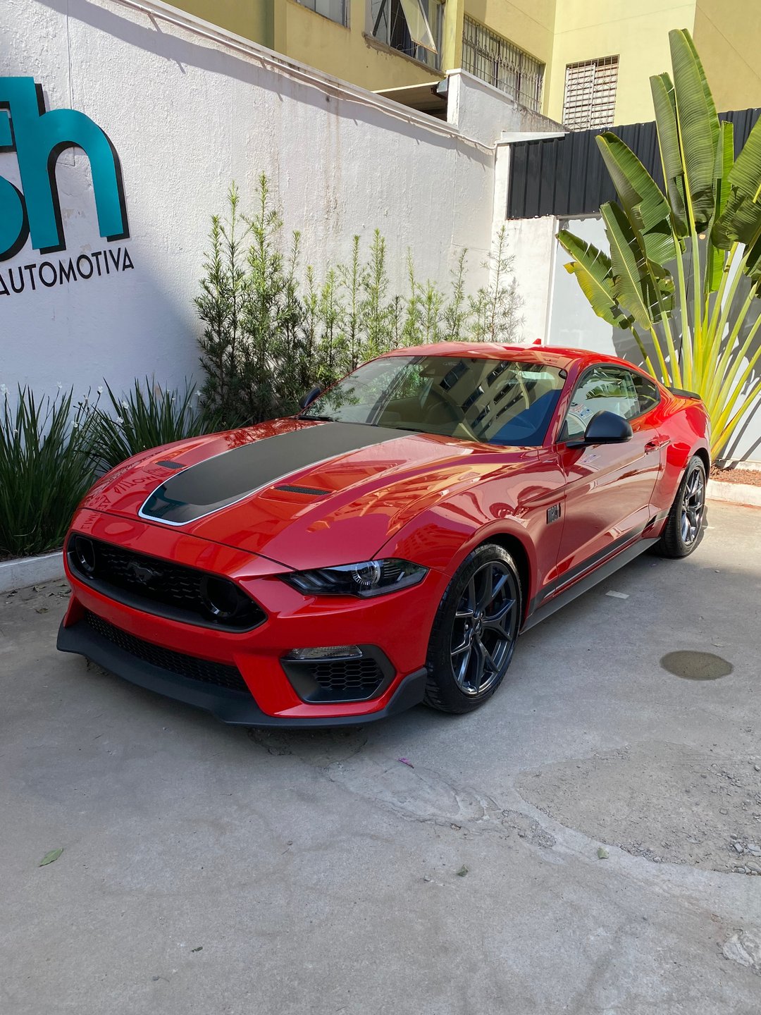 Mustang vermelho finalizado no pátio