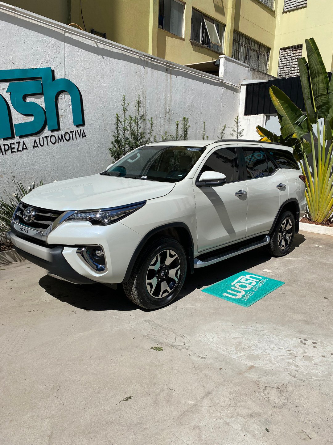 Hilux SW4 limpa e finalizada no pátio da Wash Car Detail
